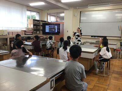 実物大の骨模型を使ってのお話の様子